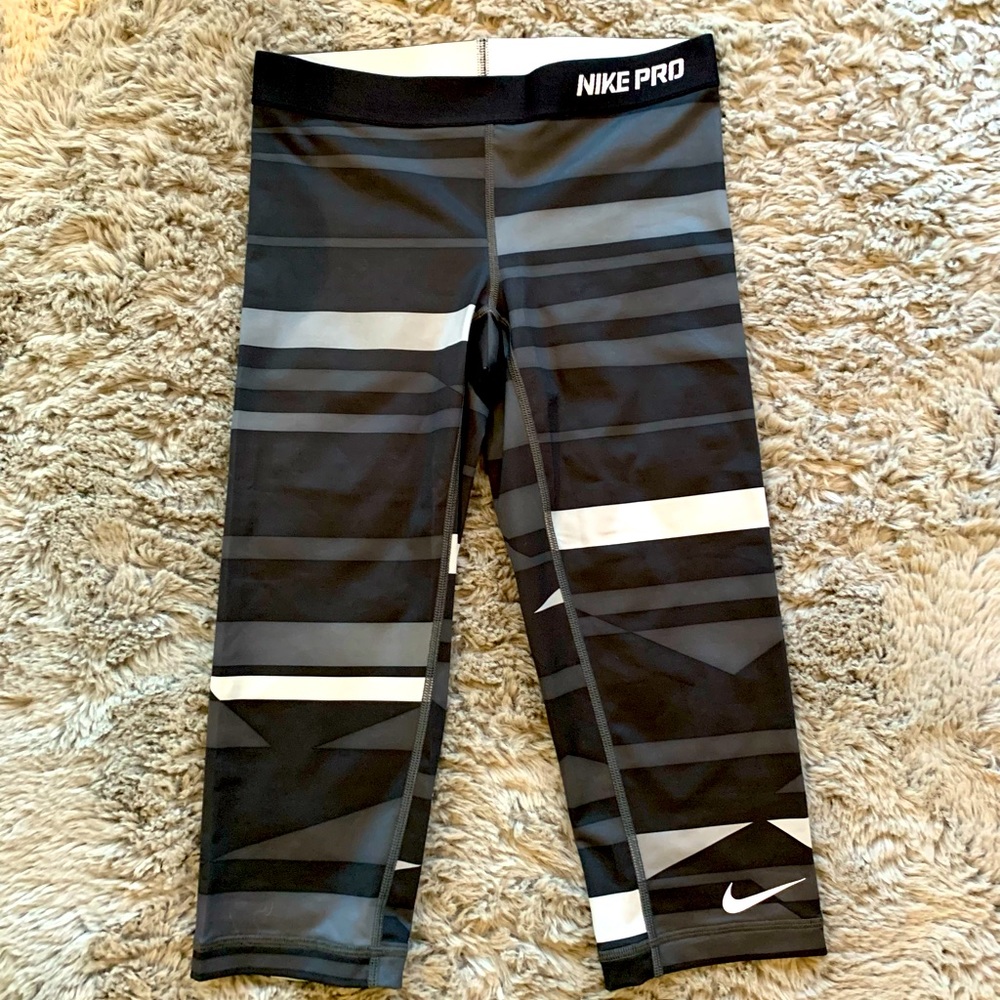 NIKE PRO DRI FIT CAPRIS LEGGINGS